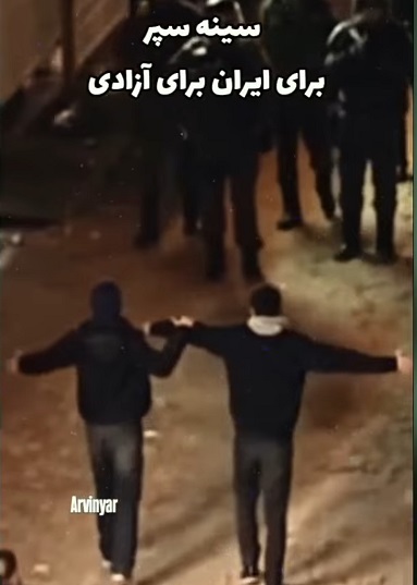  Các bạn trẻ Ba tư trước súng đạn của thánh thần. 